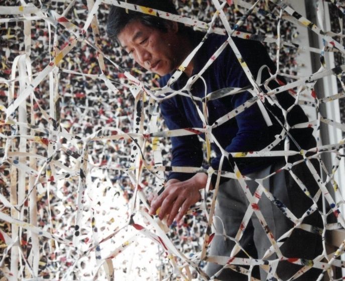 신성희 작가. 사진= 갤러리현대 제공. 신성희는 1948년 안산에서 출생했다. 1966년 서울예술고등학교를 졸업한 후 홍익대학교 회화과 진학하였다. 1968년 《신인예술상전》 신인예술상, 1969년 《제18회 대한민국미술전람회》 특선, 1971년 초현실주의 화풍의 〈공심(空心)〉 3부작으로 《제2회 한국미술대상전》에서 특별상을 받았다. 1980년, 그는 파리로 이주하여 30여 년간 작가 활동을 이어갔다. 갤러리현대는 1988년 첫 전시를 시작으로, 2024년 베니스 비엔날레 기간 중 이탈리아에서의 첫 개인전이었던 팔라초 카보초에서의 미니 회고전을 포함하여 2025년까지 총 10회의 개인전을 함께 했다. *재판매 및 DB 금지