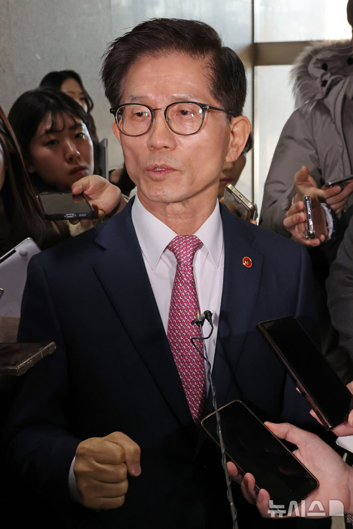 [서울=뉴시스] 조성우 기자 = 김문수 고용노동부 장관이 4일 오전 서울 여의도 국회에서 열린 반도체특별법 주52시간제 특례 도입을 위한 당정협의회를 마친 뒤 취재진 질문에 답하고 있다. 2025.02.04. xconfind@newsis.com