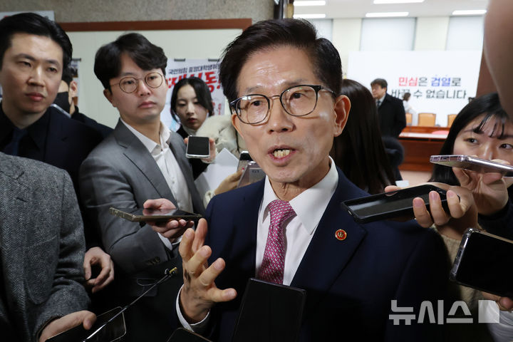 [서울=뉴시스] 조성우 기자 = 김문수 고용노동부 장관이 4일 오전 서울 여의도 국회에서 열린 반도체특별법 주52시간제 특례 도입을 위한 당정협의회를 마친 뒤 취재진 질문에 답하고 있다. 2025.02.04. xconfind@newsis.com