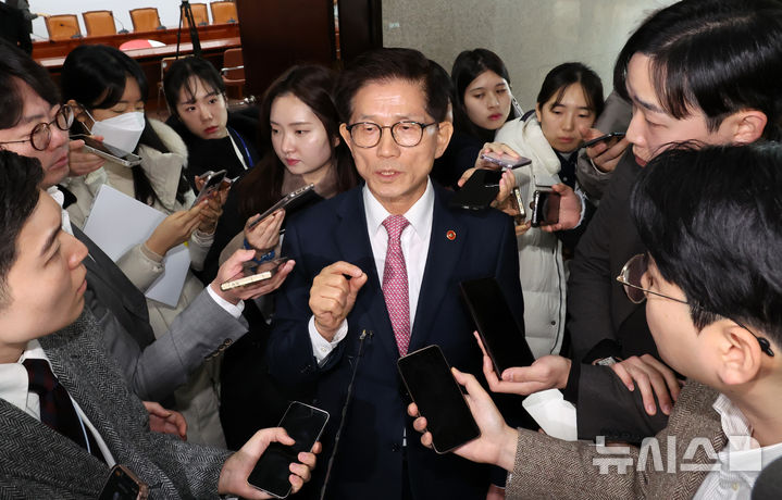 [서울=뉴시스] 조성우 기자 = 김문수 고용노동부 장관이 4일 오전 서울 여의도 국회에서 열린 반도체특별법 주52시간제 특례 도입을 위한 당정협의회를 마친 뒤 취재진 질문에 답하고 있다. 2025.02.04. xconfind@newsis.com