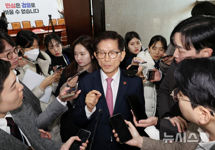 [서울=뉴시스] 조성우 기자 = 김문수 고용노동부 장관이 4일 오전 서울 여의도 국회에서 열린 반도체특별법 주52시간제 특례 도입을 위한 당정협의회를 마친 뒤 취재진 질문에 답하고 있다. 2025.02.04. xconfind@newsis.com