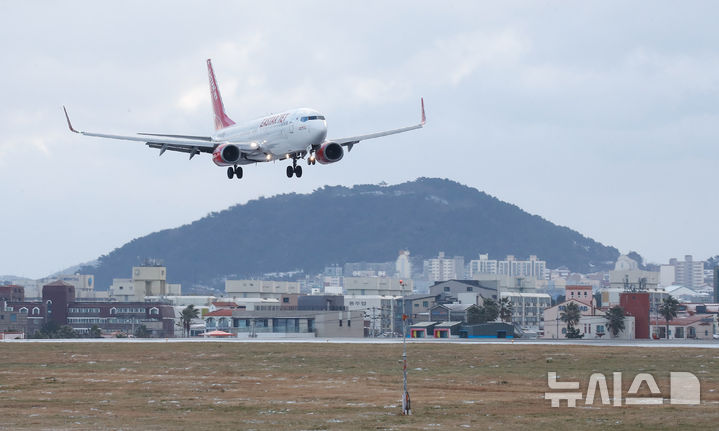 [제주=뉴시스] 우장호 기자 = 제주국제공항으로 랜딩기어를 내린 여객기가 착륙을 시도하고 있다. (사진=뉴시스DB) woo1223@newsis.com