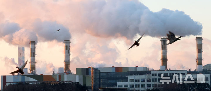 [인천=뉴시스] 전진환 기자 = 사진은 지난 2월4일 인천 서구 서인천복합화력발전소 굴뚝에서 수증기가 뿜어져 나오는 모습. 2025.02.04. amin2@newsis.com