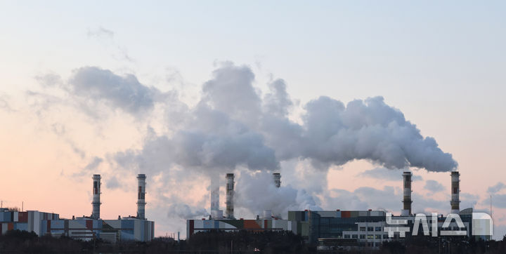 [인천=뉴시스] 전진환 기자 =&nbsp; 인천 서구 서인천복합화력발전소 굴뚝에서 수증기가 뿜어져 나오고 있다. 2025.02.04. amin2@newsis.com