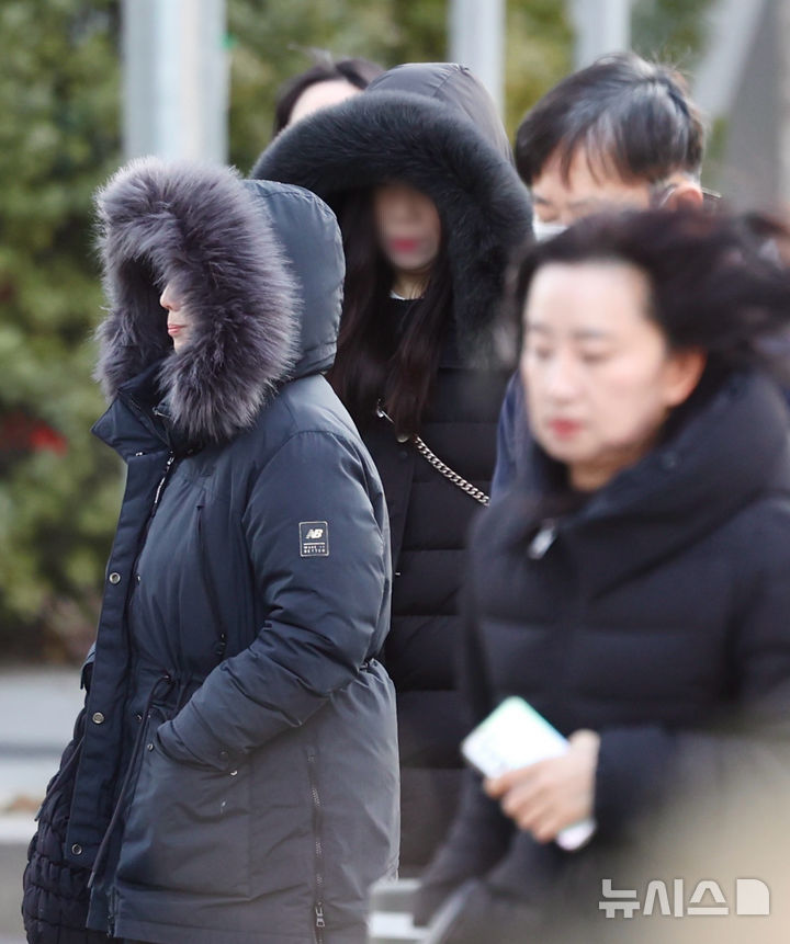 [서울=뉴시스] 김명년 기자 = 서울에 올겨울 첫 한파경보가 발효중인 4일 오전 서울 영등포구 여의도역 인근에서 두꺼운 옷차림을 한 시민들이 발걸음을 재촉하고 있다. 2025.02.04. kmn@newsis.com