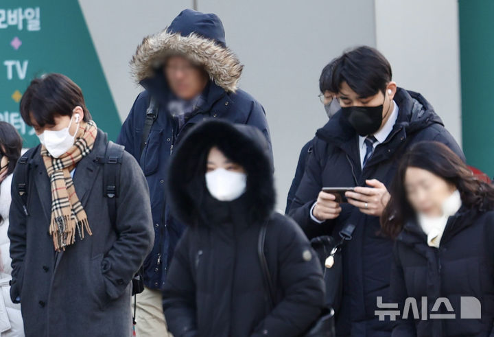 [서울=뉴시스] 김명년 기자 = 서울에 올겨울 첫 한파경보가 발효중인 4일 오전 서울 영등포구 여의도역 인근에서 두꺼운 옷차림을 한 시민들이 발걸음을 재촉하고 있다. 2025.02.04. kmn@newsis.com