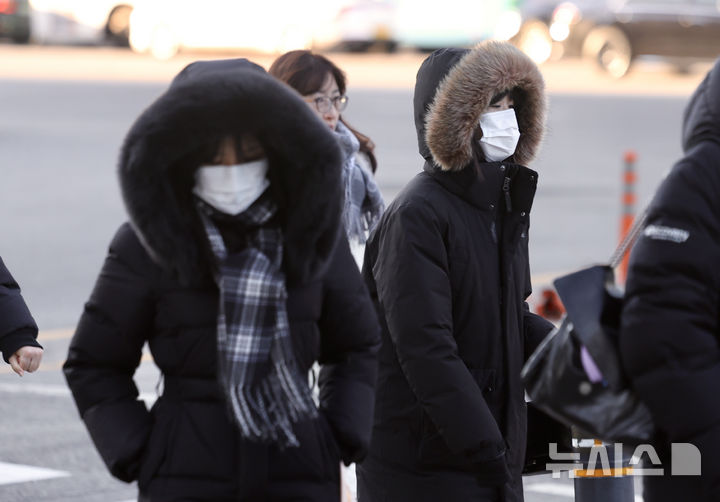 [서울=뉴시스] 김명년 기자 = 서울에 올겨울 첫 한파경보가 발효중인 4일 오전 서울 영등포구 여의도역 인근에서 두꺼운 옷차림을 한 시민들이 발걸음을 재촉하고 있다. 2025.02.04. kmn@newsis.com