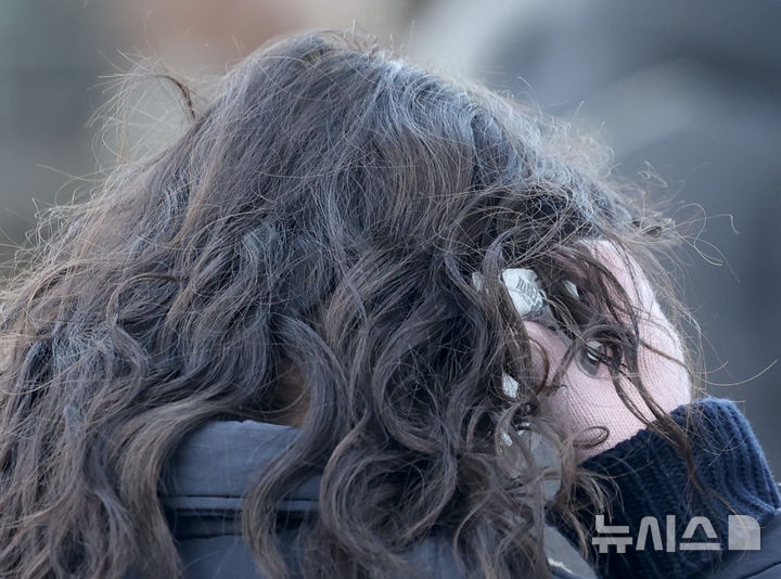 [서울=뉴시스] 김명년 기자 = 서울에 올겨울 첫 한파경보가 발효중인 4일 오전 서울 영등포구 여의도역 인근에서 한 시민이 핫팩을 귀에 대고 발걸음을 재촉하고 있다. 2025.02.04. kmn@newsis.com