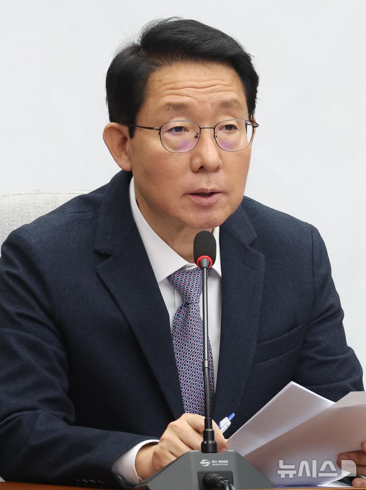 [서울=뉴시스] 조성봉 기자= 김상훈 국민의힘 정책위의장이 4일 오전 서울 여의도 국회에서 열린 원내대책회의에서 발언을 하고 있다. 오른쪽은 권성동 원내대표. 2025.02.04. suncho21@newsis.com