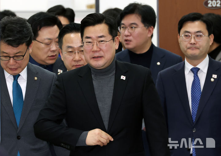 [서울=뉴시스] 조성우 기자 = 박찬대 더불어민주당 원내대표 등 원내지도부가 4일 오전 서울 여의도 국회에서 열린 원내대책회의에 참석하고 있다. 2025.02.04. xconfind@newsis.com