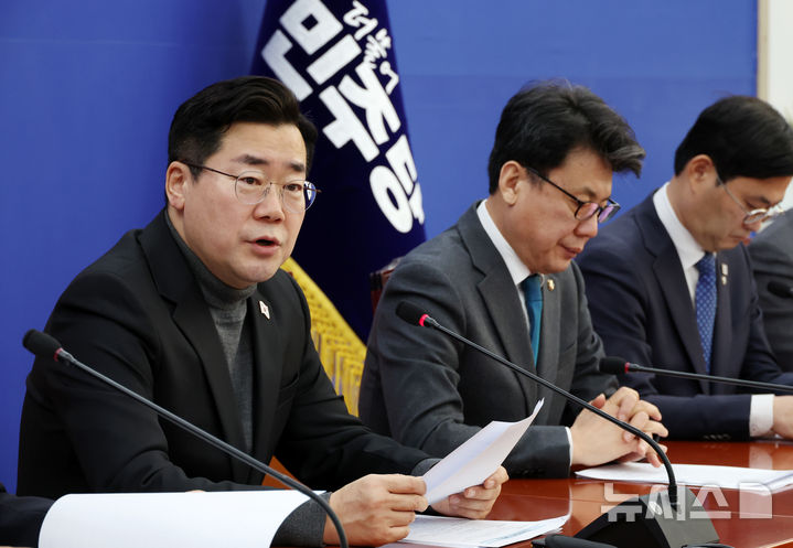 [서울=뉴시스] 조성우 기자 = 박찬대(왼쪽) 더불어민주당 원내대표가 4일 오전 서울 여의도 국회에서 열린 원내대책회의에서 발언하고 있다. 2025.02.04. xconfind@newsis.com