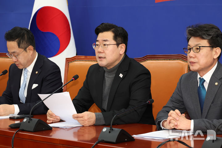 [서울=뉴시스] 조성우 기자 = 박찬대(가운데) 더불어민주당 원내대표가 4일 오전 서울 여의도 국회에서 열린 원내대책회의에서 발언하고 있다. 2025.02.04. xconfind@newsis.com