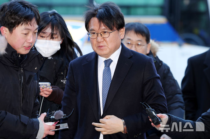 [서울=뉴시스] 추상철 기자 = 황운하 조국혁신당 의원이 4일 오전 서울 서초구 서울고등법원에서 열린 '청와대 하명수사 및 선거개입 의혹'과 관련 항소심 선고공판에 출석하고 있다. 2025.02.04. scchoo@newsis.com