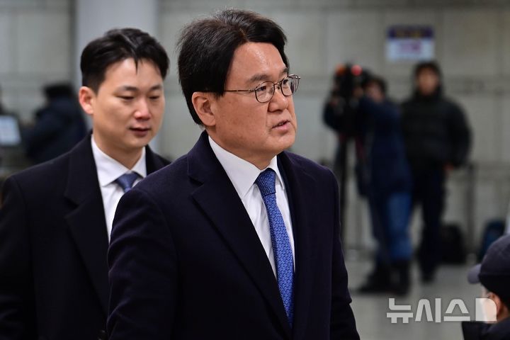 [서울=뉴시스] 추상철 기자 = 황운하 조국혁신당 원내대표가 4일 오전 서울 서초구 서울고등법원에서 열린 문재인 정부 청와대의 ‘울산시장 선거 개입 의혹’ 항소심 선고에 출석하고 있다. (공동취재) 2025.02.04. photo@newsis.com