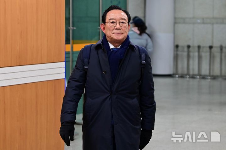 [서울=뉴시스] 추상철 기자 = 송철호 전 울산시장이 지난 4일 오전 서울 서초구 서울고등법원에서 열린 문재인 정부 청와대의 ‘울산시장 선거 개입 의혹’ 항소심 선고에 출석하고 있다. (공동취재) 2025.02.04. photo@newsis.com