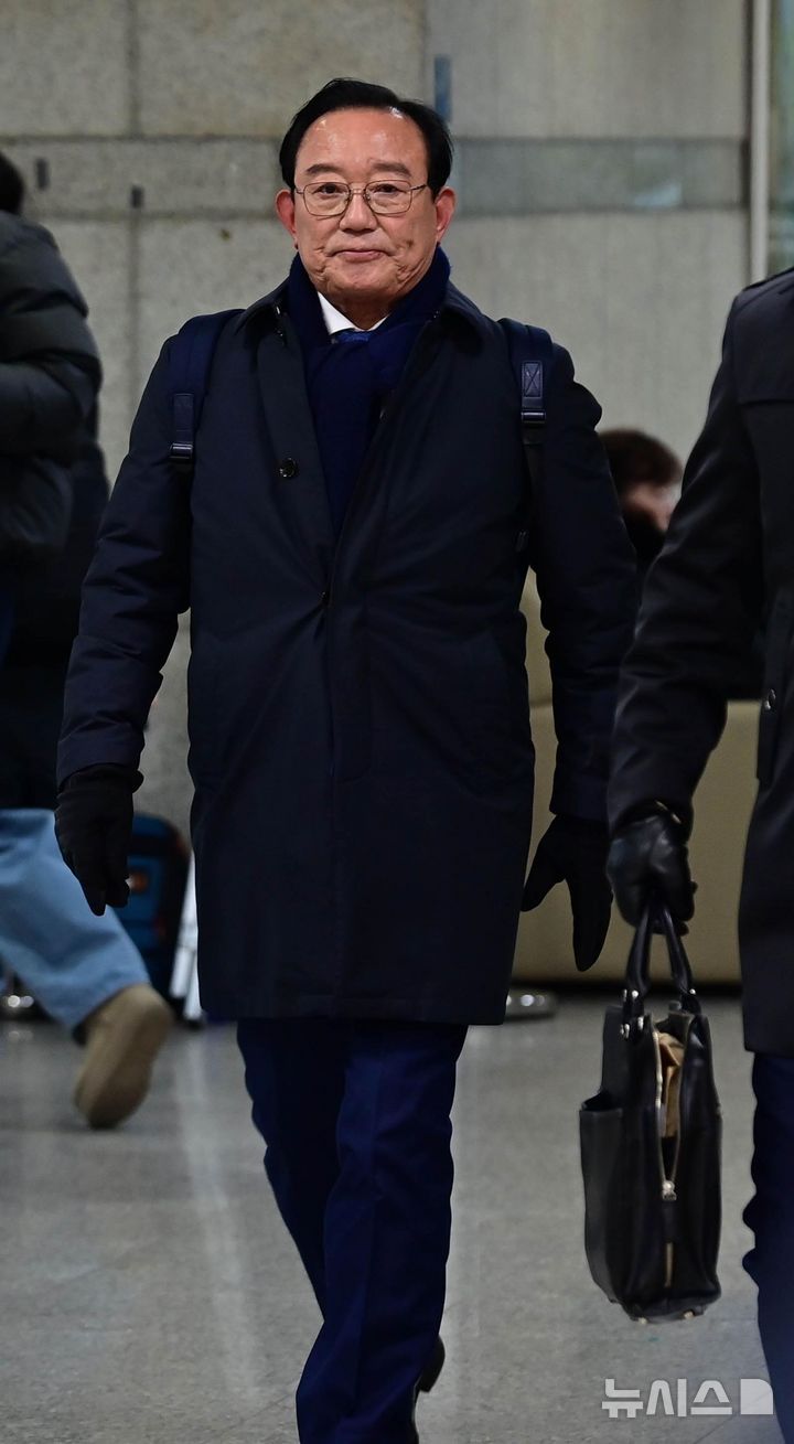 [서울=뉴시스] 추상철 기자 = 송철호 전 울산시장이 4일 오전 서울 서초구 서울고등법원에서 열린 문재인 정부 청와대의 ‘울산시장 선거 개입 의혹’ 항소심 선고에 출석하고 있다. (공동취재) 2025.02.04. photo@newsis.com
