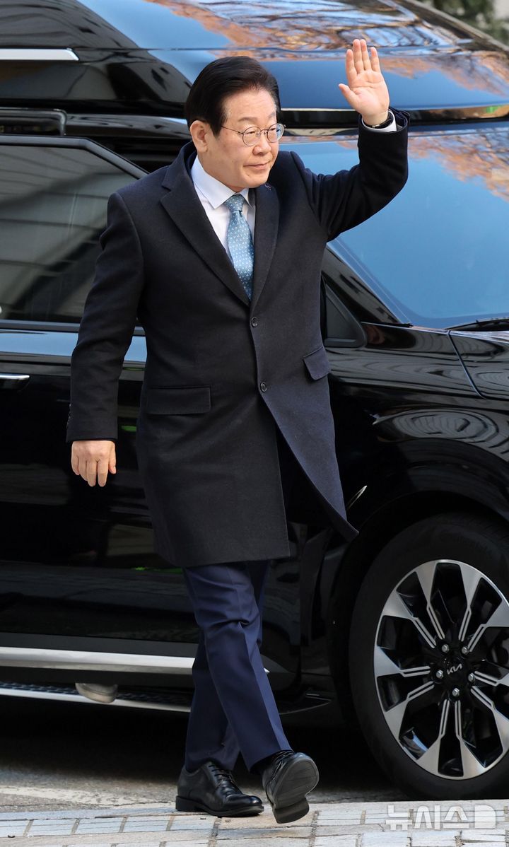 [서울=뉴시스] 추상철 기자 = 이재명 더불어민주당 대표가 4일 서울 서초구 서울중앙지법에서 열린 '대장동·위례·성남FC·백현동 의혹' 관련 특정범죄가중처벌등에관한법률위반(뇌물) 혐의 공판에 출석하며 지지자들에 손 인사를 하고 있다. (공동취재) 2025.02.04. photo@newsis.com