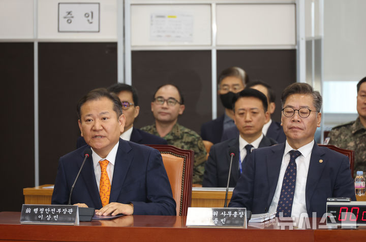 [서울=뉴시스] 고승민 기자 = 이상민 전 행정안전부 장관이 4일 서울 여의도 국회에서 열린 윤석열 정부의 비상계엄 선포를 통한 내란혐의 진상규명 국정조사특별위원회의 2차 청문회에서 용혜인 기본소득당 의원 질의에 답변 거부의 뜻을 밝히고 있다. 2025.02.04. kkssmm99@newsis.com
