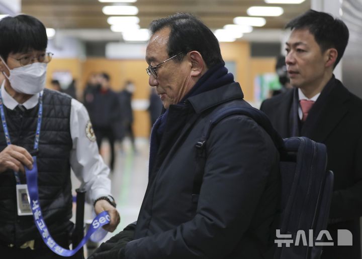 [서울=뉴시스] 추상철 기자 = 송철호 전 울산시장이 4일 오전 서울 서초구 서울고등법원에서 열린 문재인 정부 청와대의 ‘울산시장 선거 개입 의혹’ 항소심 선고에 출석하고 있다. (공동취재) 2025.02.04. photo@newsis.com