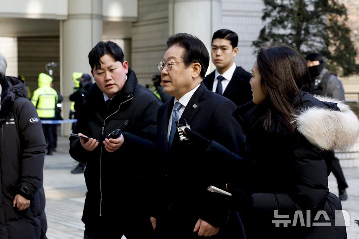 [서울=뉴시스] 추상철 기자 = 이재명 더불어민주당 대표가 4일 서초구 서울중앙지법에서 열린 '대장동·위례·성남FC·백현동 의혹' 관련 특정범죄가중처벌등에관한법률위반(뇌물) 혐의 공판에 출석하고 있다. (공동취재) 2025.02.04. photo@newsis.com