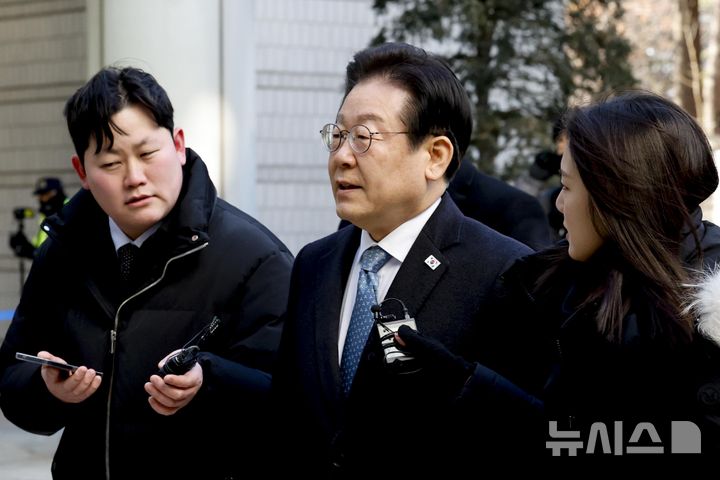 [서울=뉴시스] 추상철 기자 = 이재명 더불어민주당 대표가 4일 서초구 서울중앙지법에서 열린 '대장동·위례·성남FC·백현동 의혹' 관련 특정범죄가중처벌등에관한법률위반(뇌물) 혐의 공판에 출석하고 있다. (공동취재) 2025.02.04. photo@newsis.com