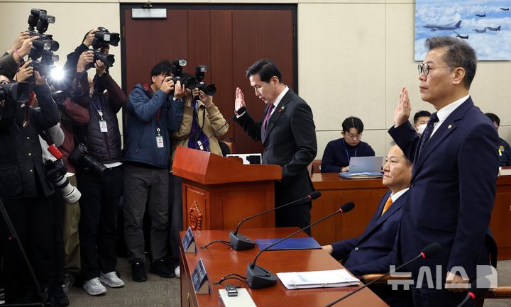 [서울=뉴시스] 조성봉 기자= 김선호(왼쪽) 국방부 장관 직무대행과 김용빈 중앙선거관리위원회 사무총장이 4일 오전 서울 여의도 국회에서 열린 '윤석열 정부의 비상계엄 선포를 통한 내란 혐의 진상규명 국정조사 특별위원회' 청문회에서 증인선서를 하고 있다. 이날 이상민 전 행정안전부 장관은 증인선서를 거부했다. 2025.02.04. suncho21@newsis.com