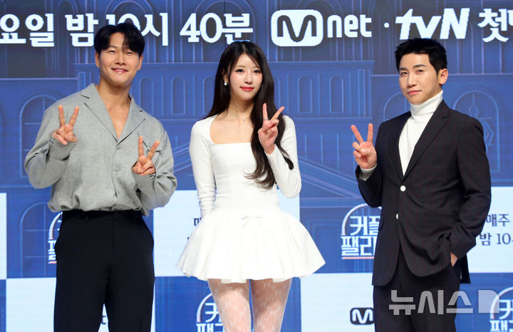 [서울=뉴시스] 김혜진 기자 = 방송인 김종국(왼쪽부터), 미주, 유세윤이 4일 오전 서울 강남구 엘리에나호텔에서 열린 Mnet 예능 프로그램 '커플팰리스2' 제작발표회에서 포즈를 취하고 있다. '커플팰리스'는 완벽한 결혼 상대를 찾는 싱글남녀들을 위한 대규모 커플 매칭 서바이벌로, '결혼정보회사(결정사)' 못지않은 극사실적 매칭 시스템을 통해 평생을 함께하고 싶은 동반자를 찾는 스토리를 담아낸다. 오는 5일 오후 10시 40분 첫 방송. 2025.02.04. jini@newsis.com