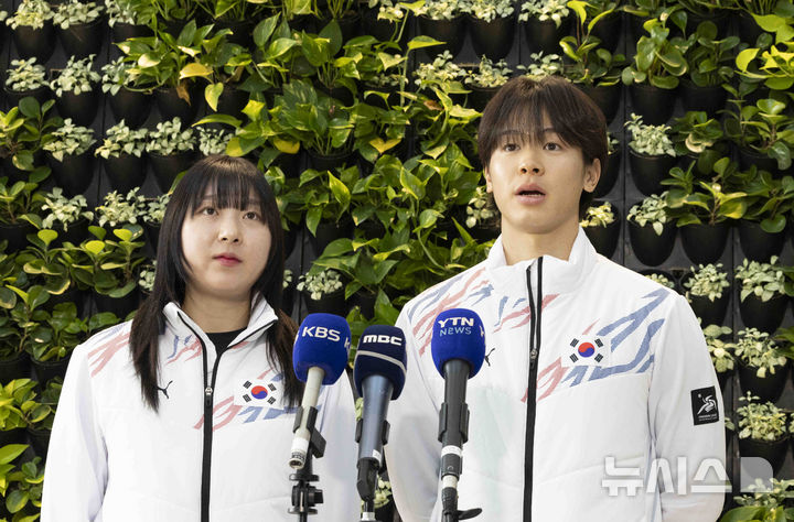 [인천공항=뉴시스] 김근수 기자 = 2025 하얼빈 동계 아시안게임 한국 선수단 기수인 크로스컨트리 대표 이준서(오른쪽)와 이의진이 4일 오전 인천국제공항 제1여객터미널에서 취재진 질문에 답하고 있다. 2017년 삿포로 대회 이후 8년 만에 개최되는 하얼빈 동계 아시안게임에선 2월 7일부터 14일까지 8일간 34개국의 1천300여명의 선수가 64개의 금메달을 놓고 경쟁을 벌인다. 한국은 빙상과 스키, 바이애슬론, 컬링, 아이스하키, 산악스키 6개 전 종목에 한국 선수단은 223명(선수 149명, 경기 임원 52명, 본부 임원 22명)의 선수단을 파견해 삿포로 대회에 이어 2회 연속 종합 2위를 노린다. 2025.02.04. ks@newsis.com