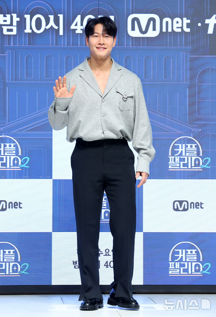 [서울=뉴시스] 김혜진 기자 = 방송인 김종국이 4일 오전 서울 강남구 엘리에나호텔에서 열린 Mnet 예능 프로그램 '커플팰리스2' 제작발표회에서 포즈를 취하고 있다. 2025.02.04. jini@newsis.com