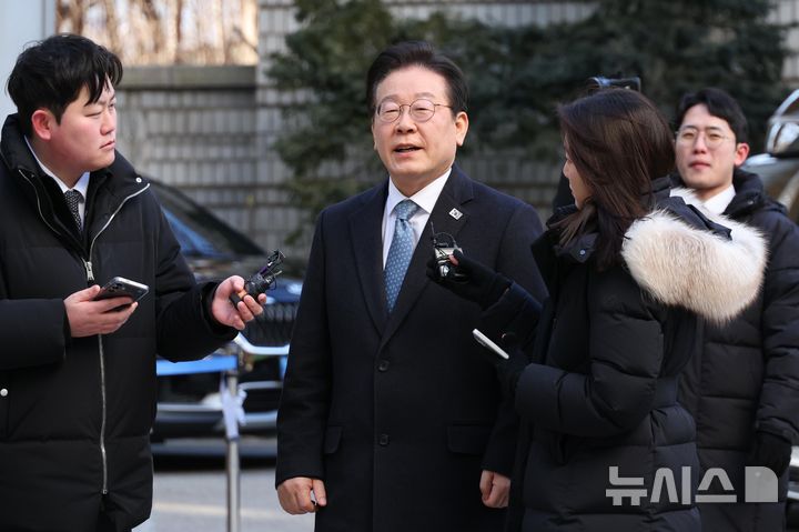 [서울=뉴시스] 추상철 기자 = 이재명 더불어민주당 대표가 4일 오전 서울 서초구 서울중앙지법에서 열린 '대장동 배임·성남FC 뇌물' 관련 1심 속행 공판에 출석하며 취재진 질문에 답하고 있다. (공동취재) 2025.02.04. photo@newsis.com