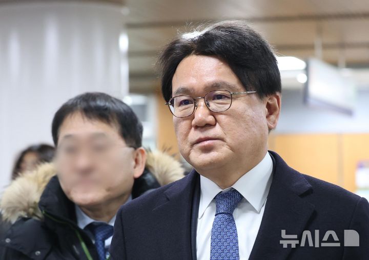 [서울=뉴시스] 추상철 기자 = 황운하 조국혁신당 원내대표가 4일 서울 서초구 서울고등법원에서 열린 문재인 정부 청와대의 울산시장 선거 개입 의혹 항소심 선고에 출석하고 있다. (공동취재) 2025.02.04. photo@newsis.com