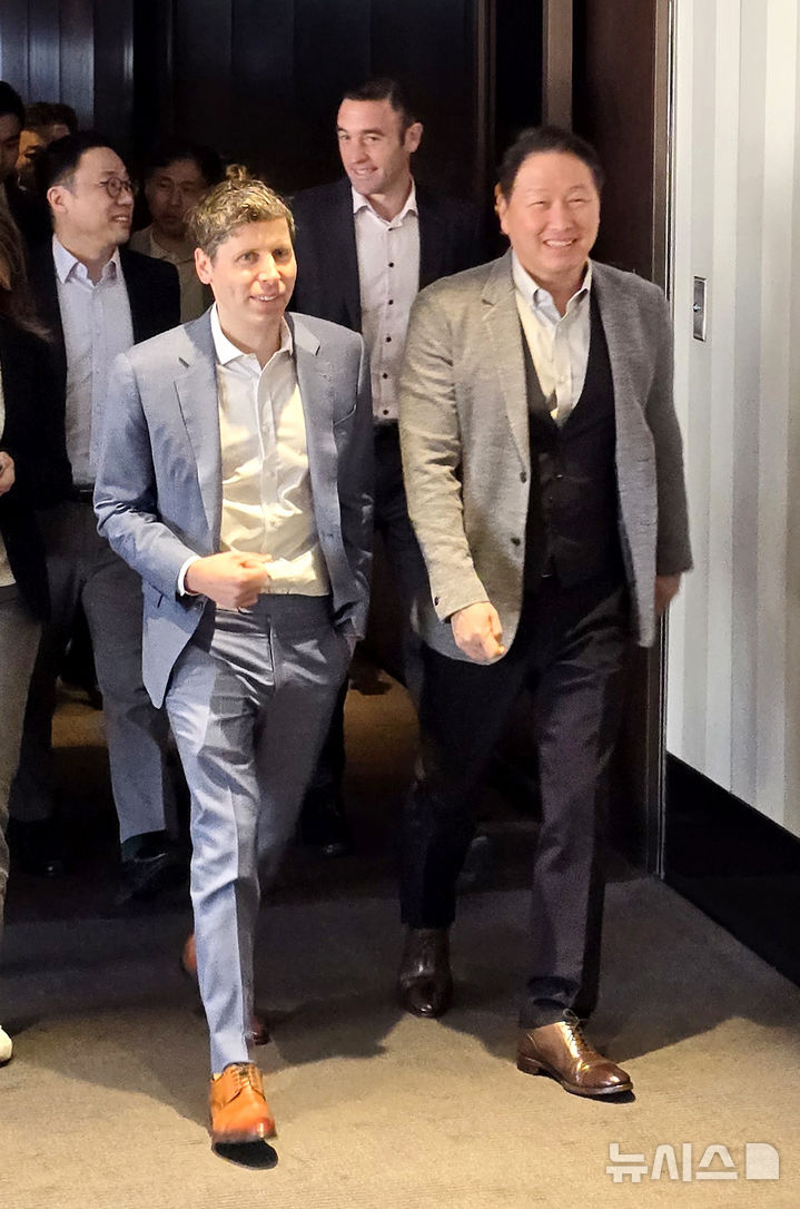 [서울=뉴시스] 오동현 기자 = 최태원(오른쪽) SK그룹 회장과 샘 올트먼 오픈AI CEO가 4일 오전 서울 중구 더 플라자 호텔에서 회동을 마친 뒤 함께 이동하고 있다. 2025.02.04. odong85@newsis.com