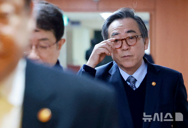 [서울=뉴시스] 조수정 기자 = 조태열 외교부 장관이 4일 정부서울청사에서 열린 국무회의에 입장하고 있다. (대통령실통신사진기자단) 2025.02.04. chocrystal@newsis.com