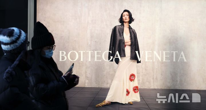 [서울=뉴시스] 고범준 기자 = 4일 한 시민이 서울의 한 백화점 앞에 설치된 보테가베네타 광고판 앞으로 지나가고 있다. 2025.02.04. bjko@newsis.com