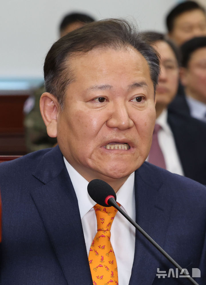 [서울=뉴시스] 권창회 기자 =검찰이 12·3 비상계엄 사태 당시 언론사 단전·단수 지시를 내린 의혹을 받고 있는 이상민 전 행정안전부 장관을 지난달 소환 조사했다. 이 전 장관이 4일 오전 서울 여의도 국회에서 열린 윤석열 정부의 비상계엄 선포를 통한 내란 혐의 진상규명 국정조사특별위원회 전체회의에서 의원질의에 답변을 거부하고 있다. 2025.02.04. kch0523@newsis.com