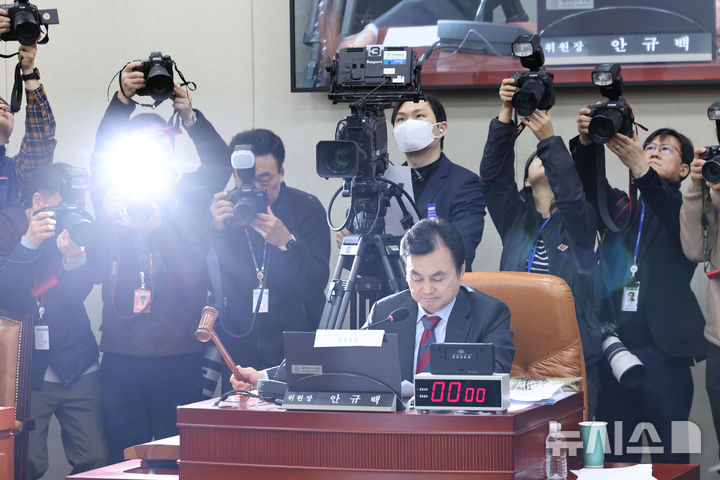 [서울=뉴시스] 권창회 기자 = 안규백 국조특위 위원장이 4일 오전 서울 여의도 국회에서 열린 윤석열 정부의 비상계엄 선포를 통한 내란 혐의 진상규명 국정조사특별위원회 전체회의에서 의사봉을 두드리고 있다. 2025.02.04. kch0523@newsis.com