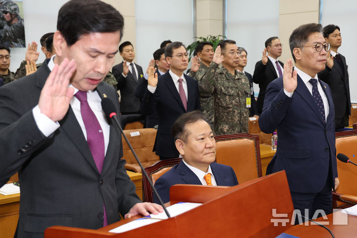 [서울=뉴시스] 권창회 기자 = 이상민 전 행정안전부 장관이 4일 오전 서울 여의도 국회에서 열린 윤석열 정부의 비상계엄 선포를 통한 내란 혐의 진상규명 국정조사특별위원회 전체회의에서 증인선서를 거부하고 있다. 2025.02.04. kch0523@newsis.com