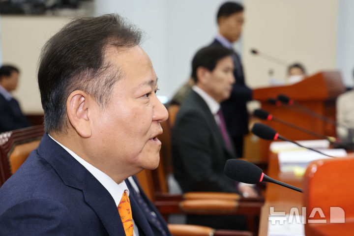 [서울=뉴시스] 권창회 기자 = 이상민 전 행정안전부 장관이 4일 오전 서울 여의도 국회에서 열린 윤석열 정부의 비상계엄 선포를 통한 내란 혐의 진상규명 국정조사특별위원회 전체회의에서 의원질의에 답변을 거부하고 있다. 2025.02.04. kch0523@newsis.com