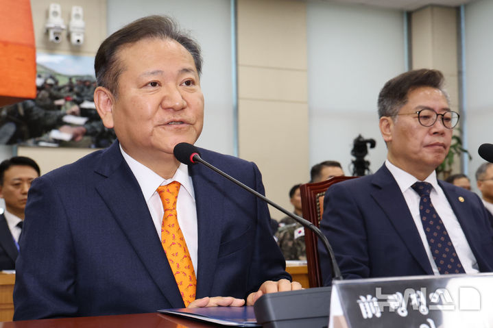 [서울=뉴시스] 권창회 기자 = 이상민 전 행정안전부 장관이 4일 오전 서울 여의도 국회에서 열린 윤석열 정부의 비상계엄 선포를 통한 내란 혐의 진상규명 국정조사특별위원회 전체회의에서 의원질의에 답변을 거부하고 있다. 2025.02.04. kch0523@newsis.com