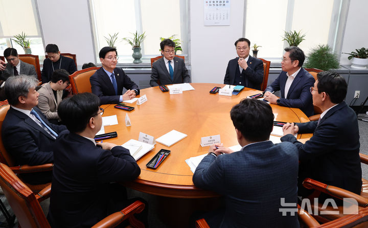 [서울=뉴시스] 권창회 기자 = 4일 오전 서울 여의도 국회에서 열린 국회 정부 국정협의체 실무협의에서 조오섭 국회의장 비서실장을 비롯한 참석자들이 대화를 나누고 있다. 2025.02.04. kch0523@newsis.com