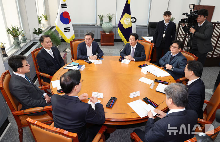 [서울=뉴시스] 권창회 기자 = 4일 오전 서울 여의도 국회에서 열린 국회 정부 국정협의체 실무협의에서 조오섭 국회의장 비서실장을 비롯한 참석자들이 대화를 나누고 있다. 2025.02.04. kch0523@newsis.com