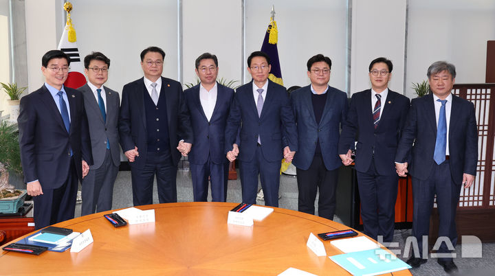 [서울=뉴시스] 권창회 기자 = 4일 오전 서울 여의도 국회에서 열린 국회 정부 국정협의체 실무협의에서 참석자들이 기념촬영을 하고 있다. 사진 왼쪽부터 이해식 더불어민주당 당대표 비서실장, 진성준 정책위의장, 방기선 국무조정실장, 조오섭 국회의장 비서실장, 김상훈 국민의힘 정책위의장, 강명구 비상대책위원장 비서실장, 김범석 기획재정부 1차관, 곽현 국회의장 정무수석. 2025.02.04. kch0523@newsis.com