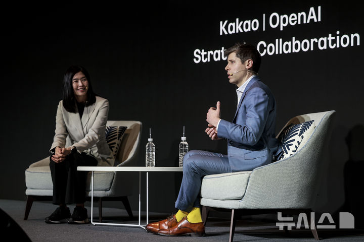 [서울=뉴시스] 정병혁 기자 = 정신아 카카오 대표와 샘 올트먼 오픈AI 최고경영자가 4일 서울 중구 플라자호텔에서 열린 카카오 기자간담회에서 대담을 하고 있다. 2025.02.04. jhope@newsis.com