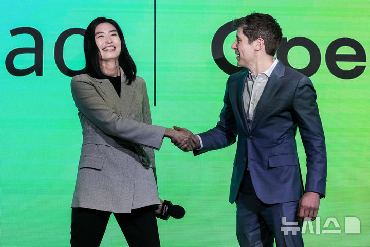 [서울=뉴시스] 정병혁 기자 = 정신아 카카오 대표와 샘 올트먼 오픈AI 최고경영자가 4일 서울 중구 플라자호텔에서 열린 카카오 기자간담회에서 인사를 나누고 있다. 2025.02.04. jhope@newsis.com