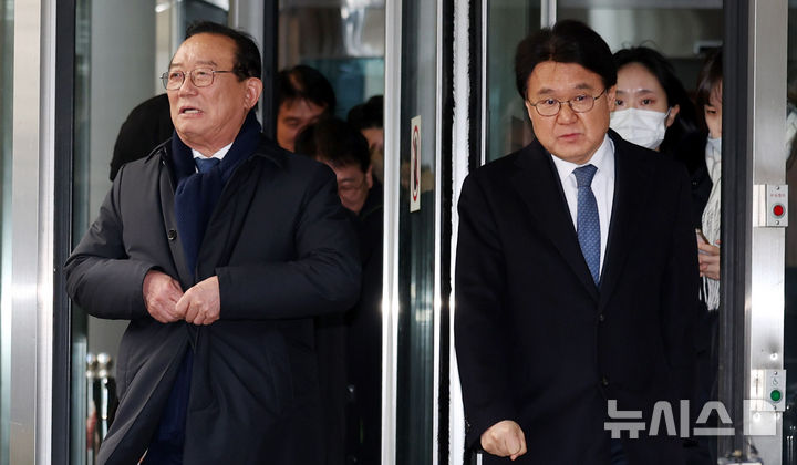 [서울=뉴시스] 추상철 기자 = 송철호(왼쪽) 전 울산시장과 황운하 조국혁신당 원내대표가 4일 오전 서울 서초구 서울고등법원에서 열린 '청와대 하명수사 및 선거개입 의혹'과 관련 항소심선고공판에서 무죄를 선고 받은 후 법정을 나서고 있다. 2025.02.04. scchoo@newsis.com