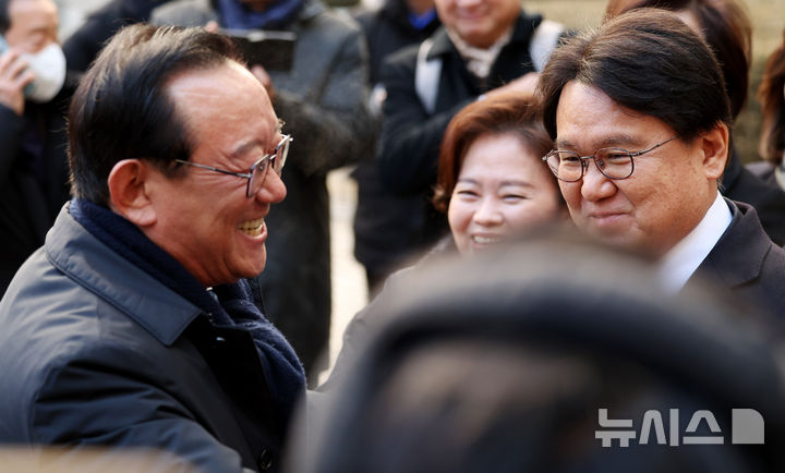 [서울=뉴시스] 추상철 기자 = 송철호(왼쪽) 전 울산시장과 황운하 조국혁신당 원내대표가 4일 오전 서울 서초구 서울고등법원에서 열린 '청와대 하명수사 및 선거개입 의혹'과 관련 항소심선고공판에서 무죄를 선고 받은 후 기뻐하고 있다. 2025.02.04. scchoo@newsis.com