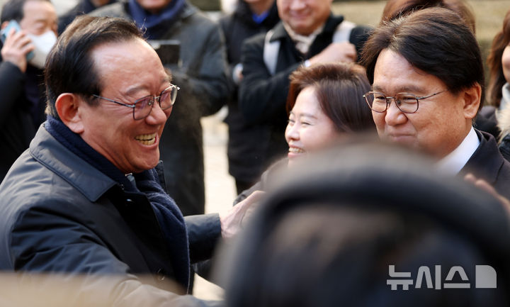 [서울=뉴시스] 추상철 기자 = 송철호(왼쪽) 전 울산시장과 황운하 조국혁신당 원내대표가 지난 2월 4일 오전 서울 서초구 서울고등법원에서 열린 '청와대 하명수사 및 선거개입 의혹'과 관련 항소심선고공판에서 무죄를 선고 받은 후 기뻐하고 있다. 2025.02.04. scchoo@newsis.com