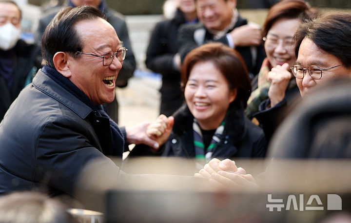 [서울=뉴시스] 추상철 기자 = 송철호(왼쪽) 전 울산시장과 황운하 조국혁신당 원내대표가 4일 오전 서울 서초구 서울고등법원에서 열린 '청와대 하명수사 및 선거개입 의혹'과 관련 항소심선고공판에서 무죄를 선고 받은 후 기뻐하고 있다. 2025.02.04. scchoo@newsis.com