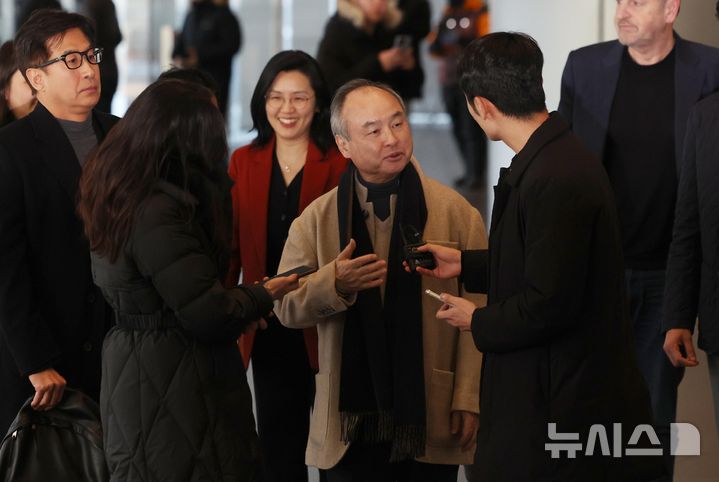 [서울=뉴시스] 이영환 기자 = 손정의 소프트뱅크 그룹 회장이 4일 오후 서울 서초구 삼성전자 서초사옥으로 들어서며 취재진 질문에 답하고 있다. 손 회장은 이재용 삼성전자 회장과 샘 올트먼 오픈AI 최고경영자(CEO)와 함께 회동을 하는 것으로 알려졌다. 2025.02.04. 20hwan@newsis.com