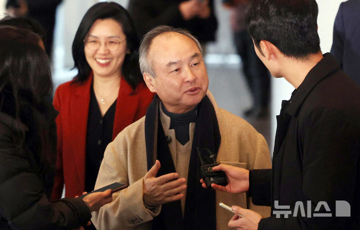 [서울=뉴시스] 이영환 기자 = 손정의 소프트뱅크 그룹 회장이 4일 오후 서울 서초구 삼성전자 서초사옥으로 들어서며 취재진 질문에 답하고 있다. 손 회장은 이재용 삼성전자 회장과 샘 올트먼 오픈AI 최고경영자(CEO)와 함께 회동을 하는 것으로 알려졌다. 2025.02.04. 20hwan@newsis.com